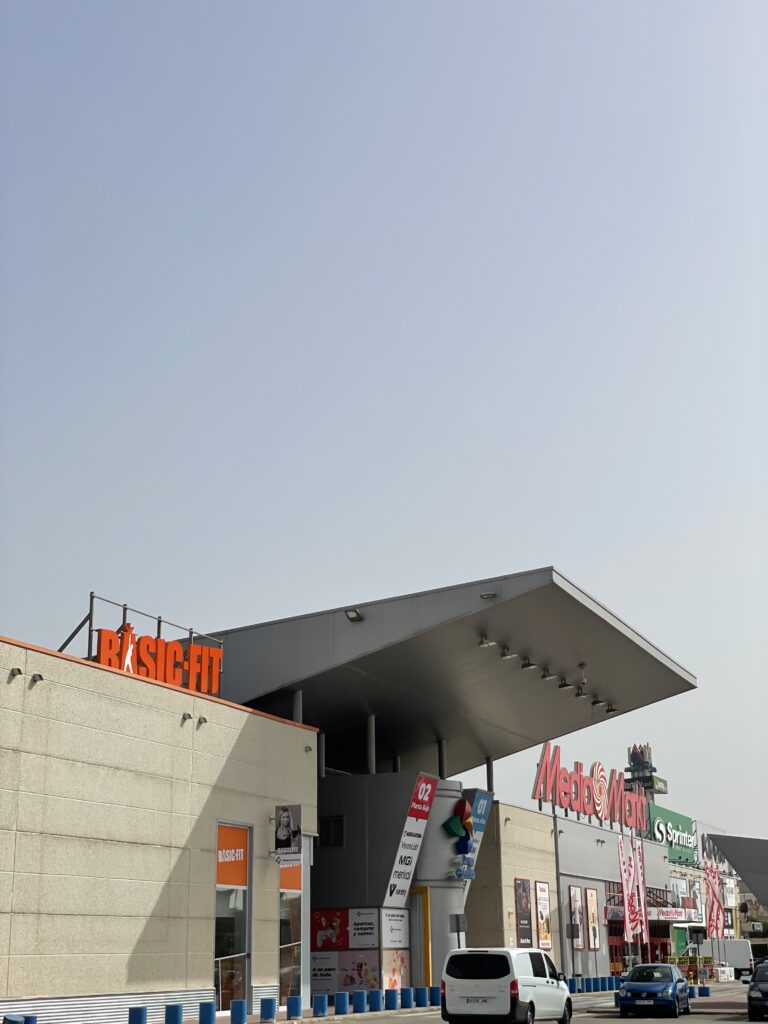 Fachada exterior de la puerta exterior de Basic Fit Parque Guadaíra y localizacion en el centro comercial
